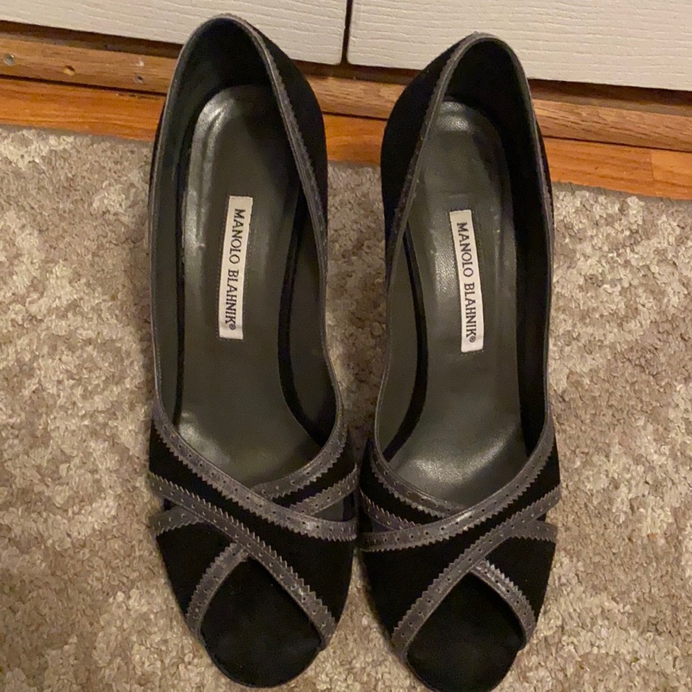 Classy Manolo Blahnik black/gray peel toe heels size 40 1/2